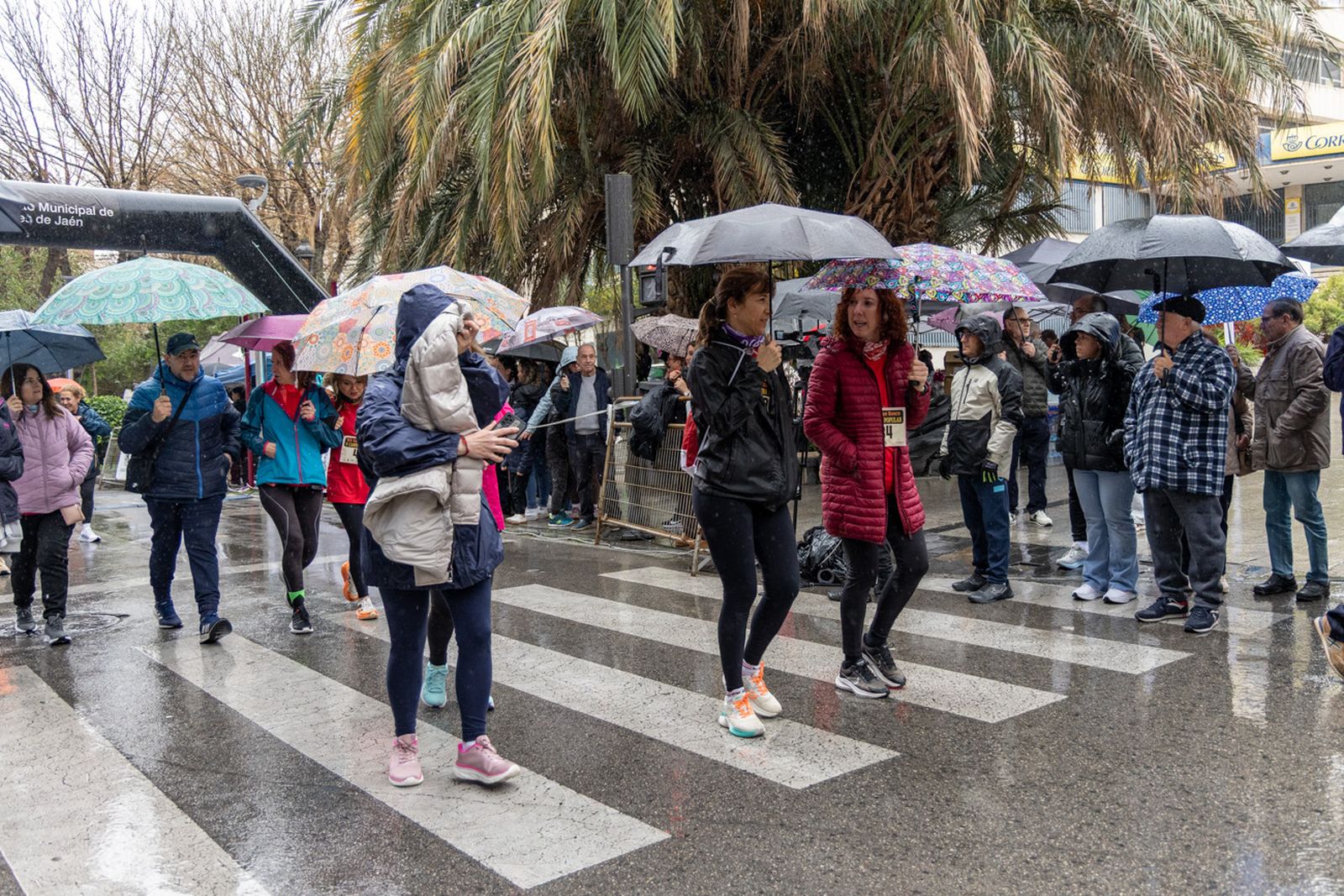 En imágenes: la lluvia no frena a más de un millar de corredores en la V Carrera Popular del IES San Juan Bosco (1)