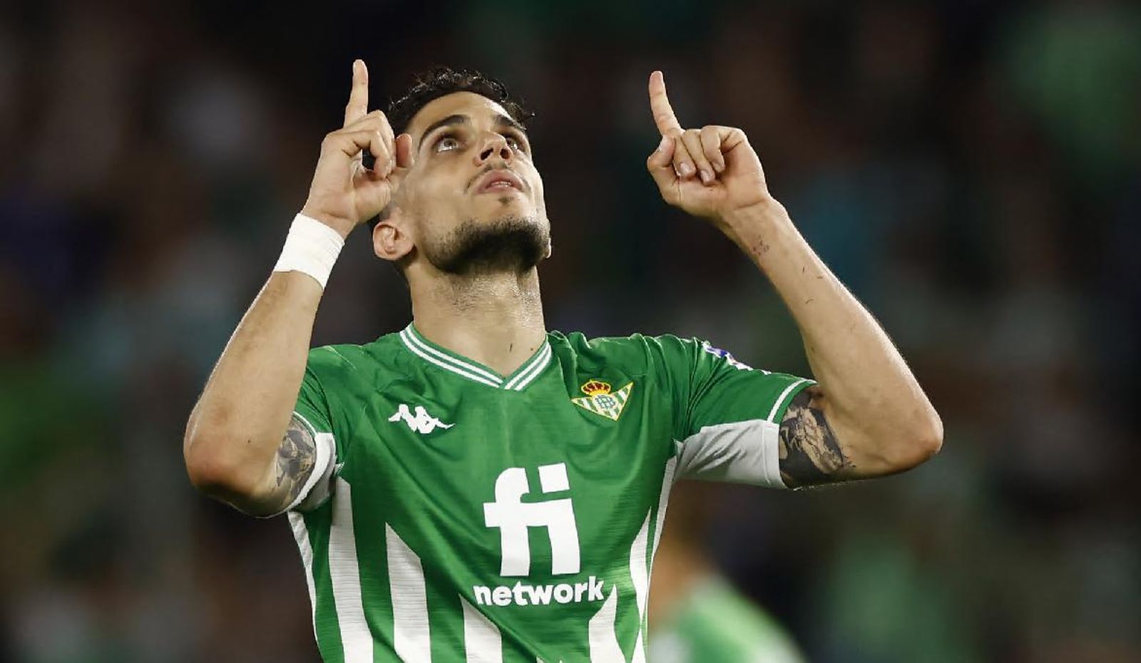 Bartra mira al cielo tras marcar el 1-1.