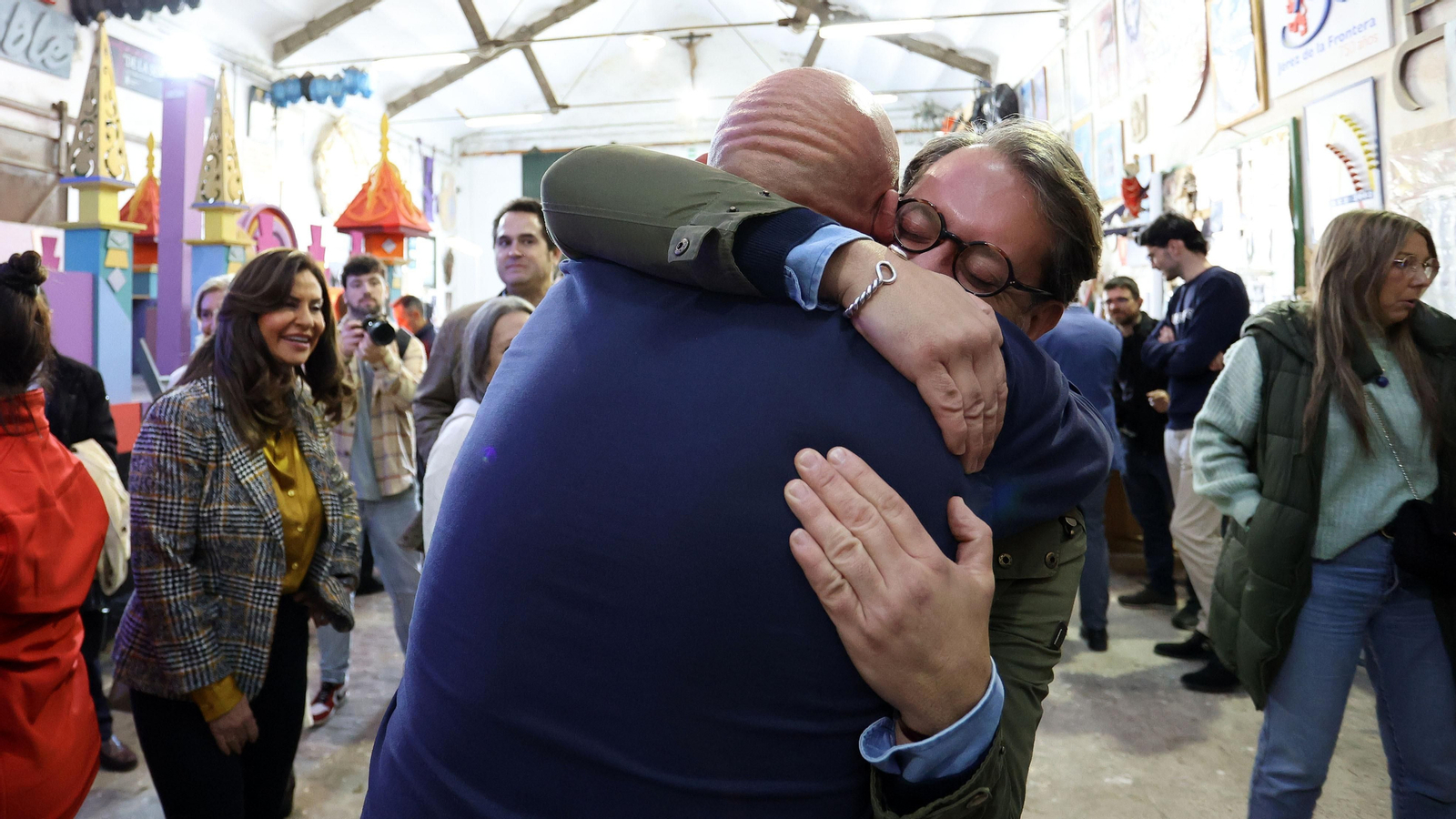 Los Reyes Magos visitan sus carrozas en el taller de Fiestas de Jerez