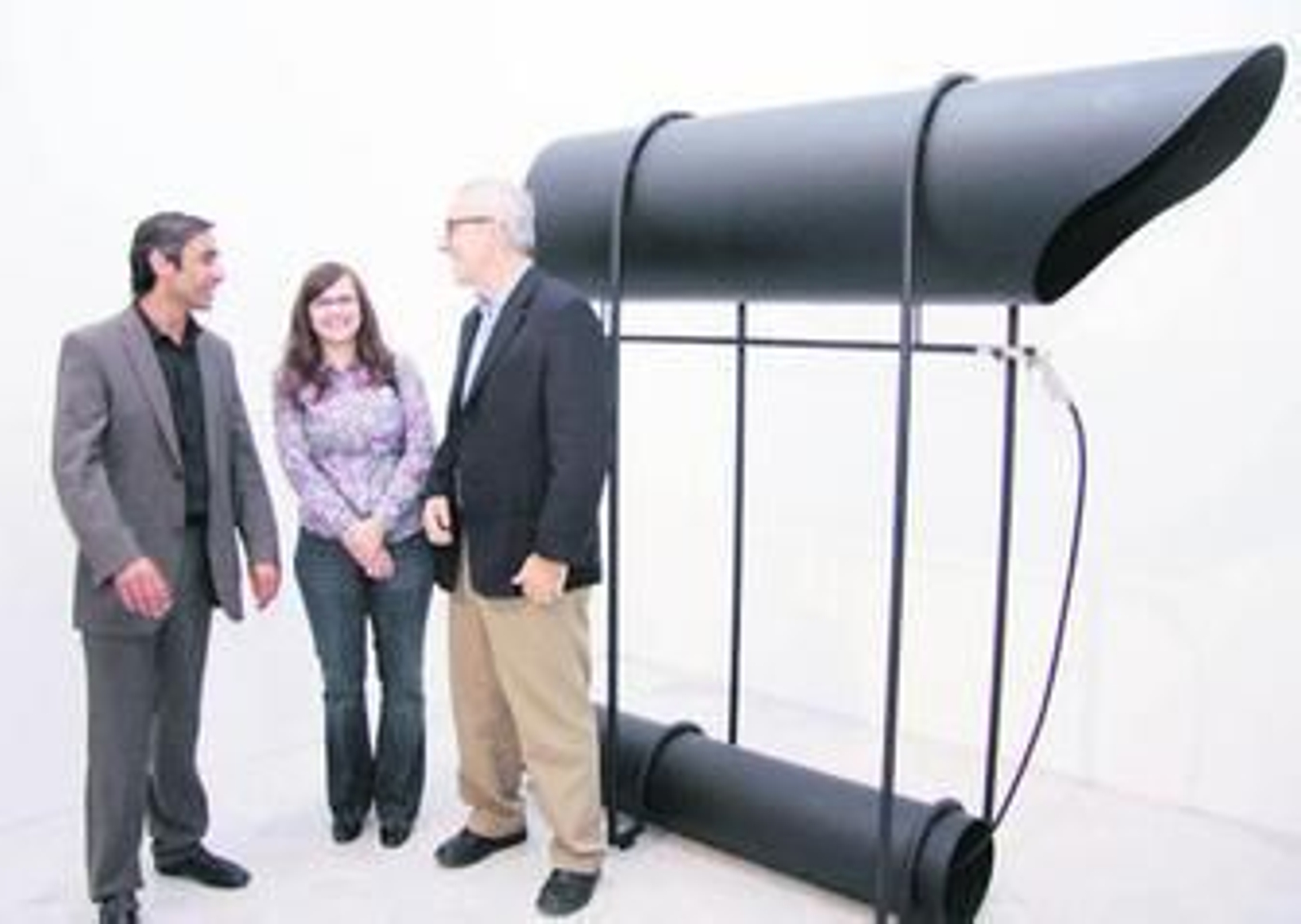 Pablo Suárez, Marie Ange Brayer y José Lebrero Stals, ayer ante una pieza de 'Dispositivos ópticos'.