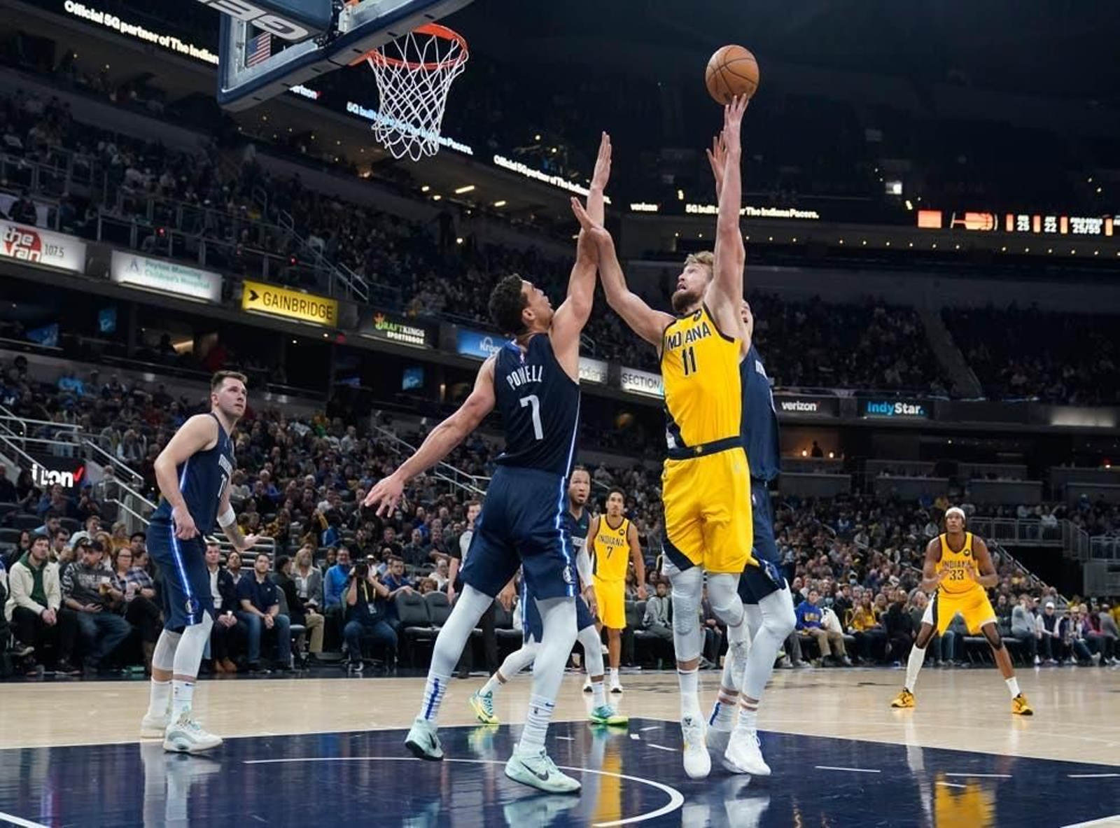 Sabonis lanza a canasta.