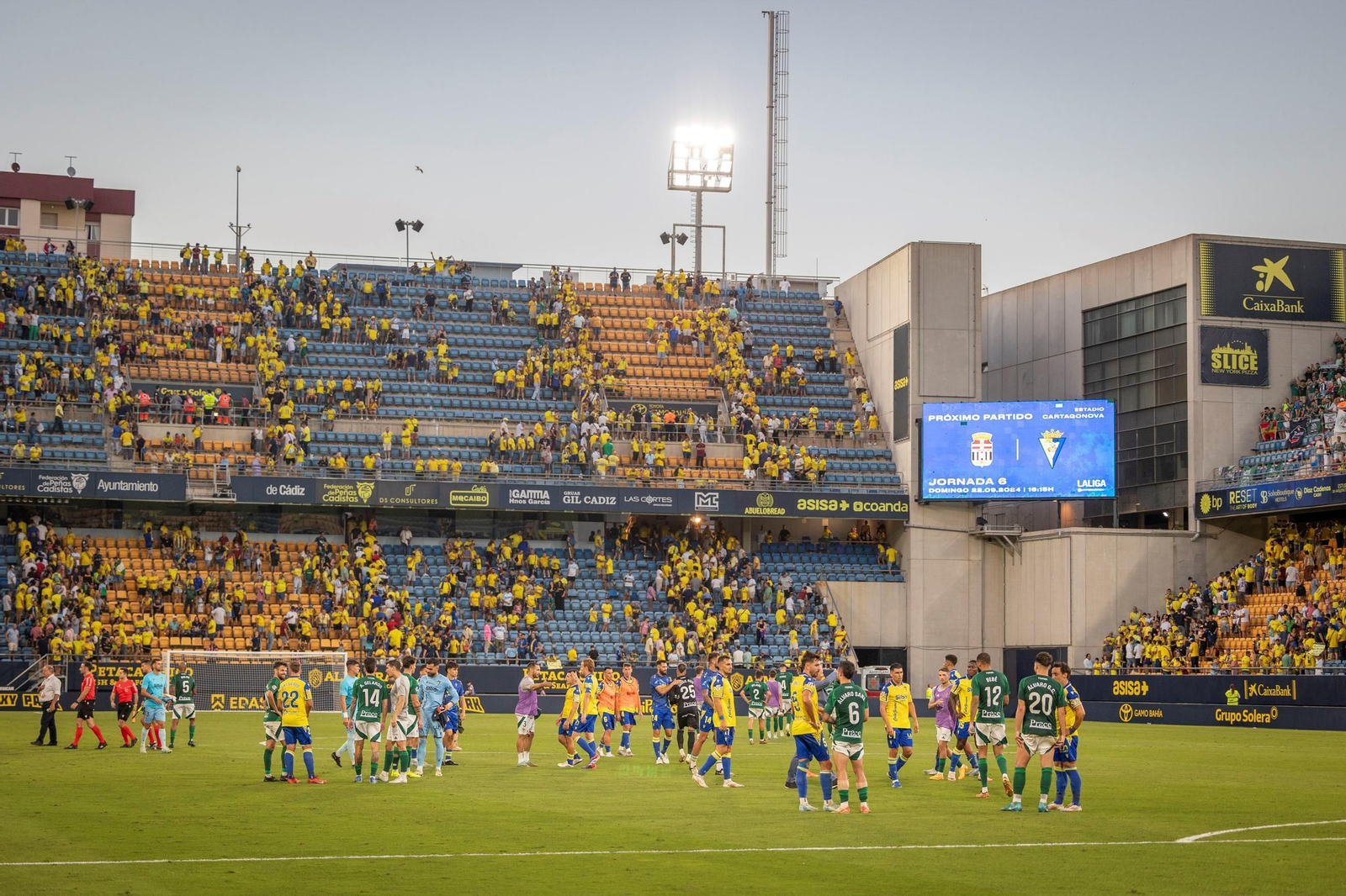 Saludo entre jugadores del Cádiz y el Racing de Ferrol tras el partido. Saludo entre jugadores del Cádiz y el Racing de Ferrol tras el partido.