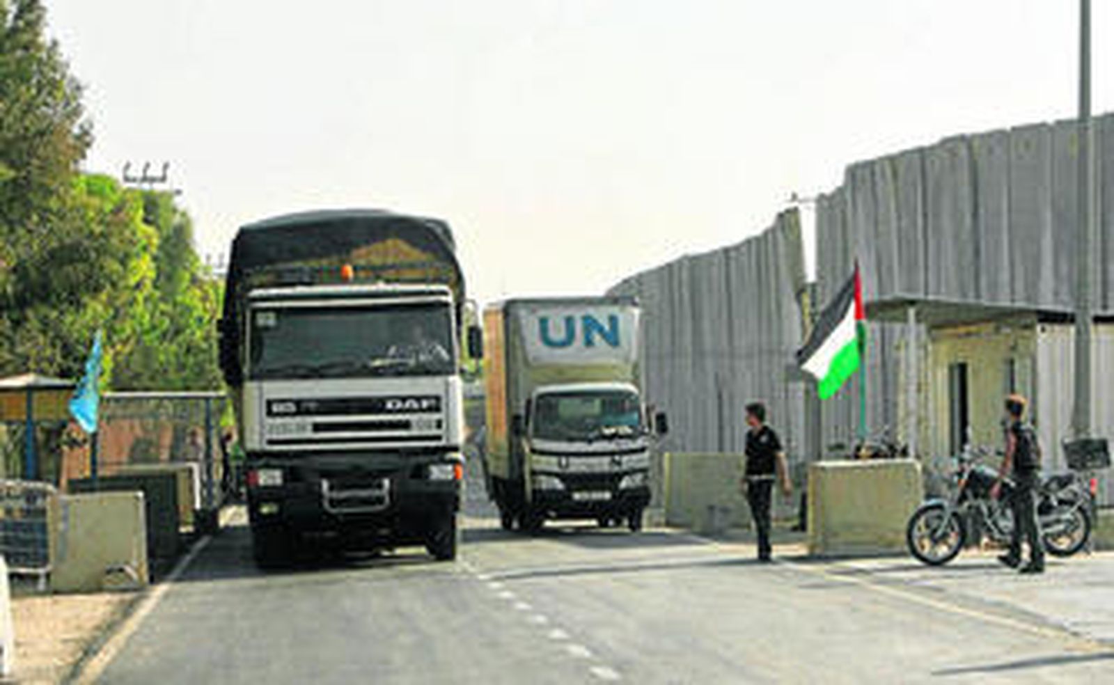 Unos camiones de Naciones Unidas con ayuda humanitaria entraban ayer en la Franja de Gaza.
