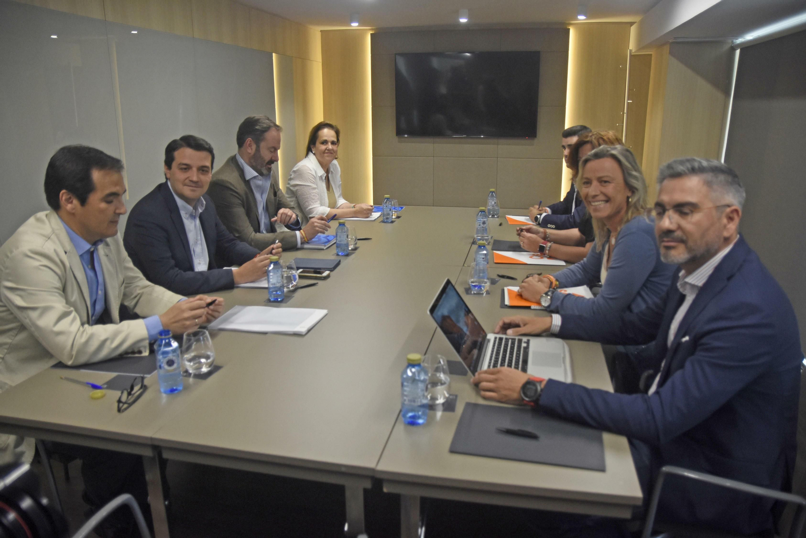Detalle de la mesa negociadora del pacto.