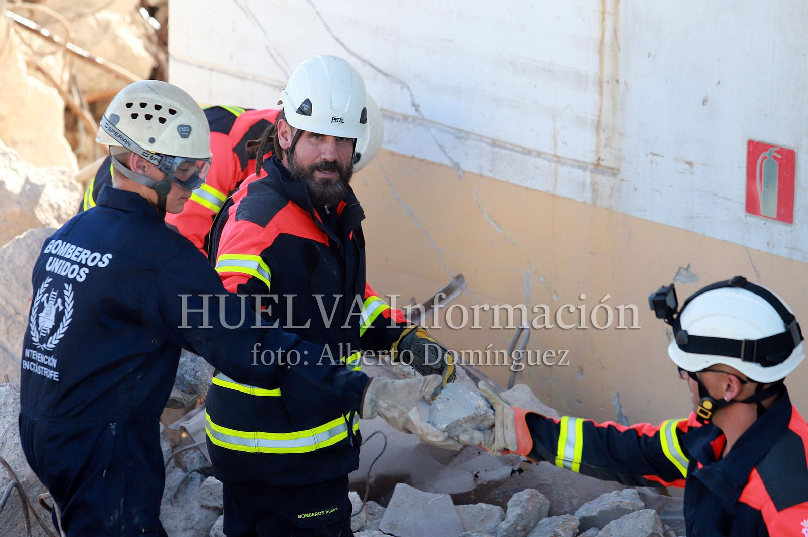 Imágenes del simulacro de los Bomberos de Huelva con la Unidad Canina
