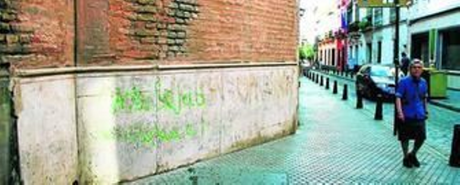 Magdalena. La fachada de la iglesia amaneció en enero de 2009 con estas pintadas.