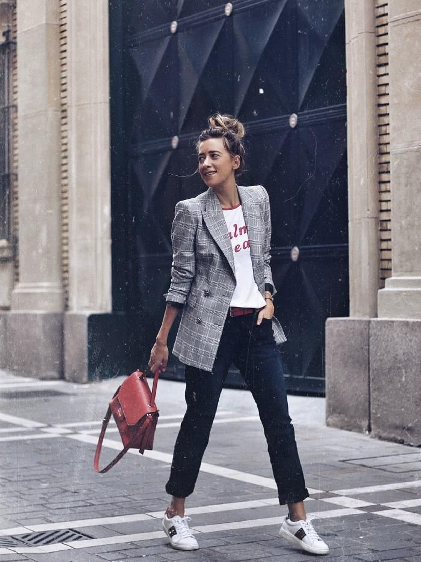 Look con americana de cuadros y vaqueros.