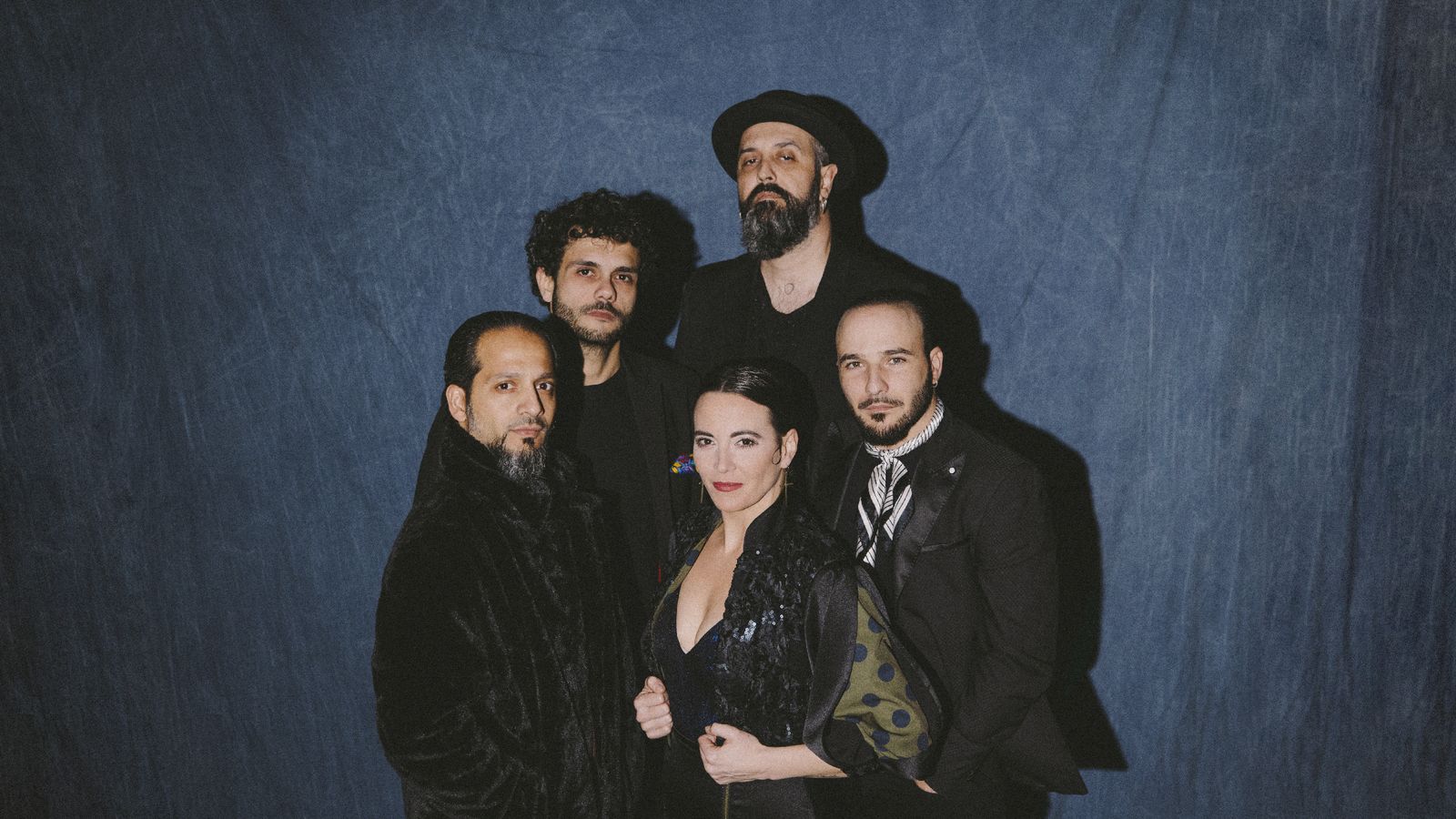 La bailaora acompañada por los cuatro miembros de su banda.