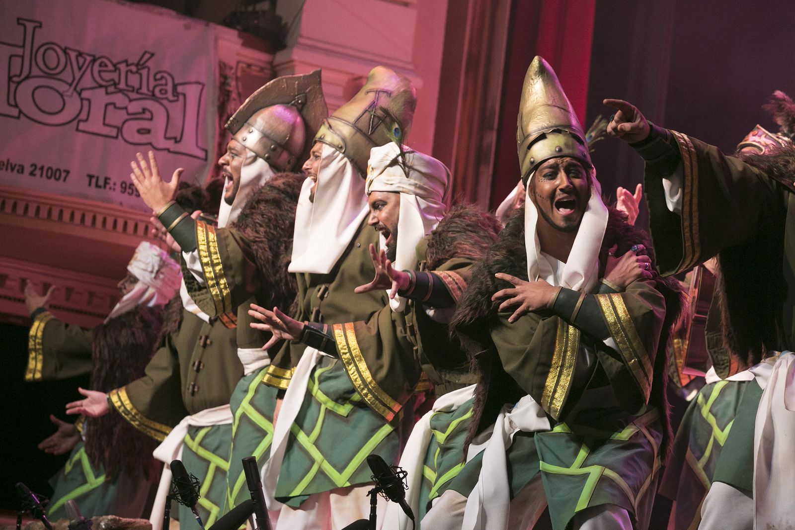 La primera fila de la comparsa de Isla Cristina, con grandes voces.