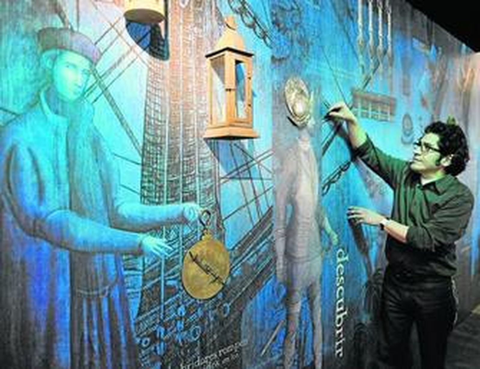 Gabriel Pacheco, ante su mural sevillano, al que dará los últimos retoques este fin de semana.