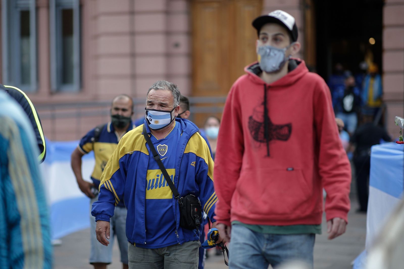 Fotos de los incidentes ante la capilla ardiente de Maradona