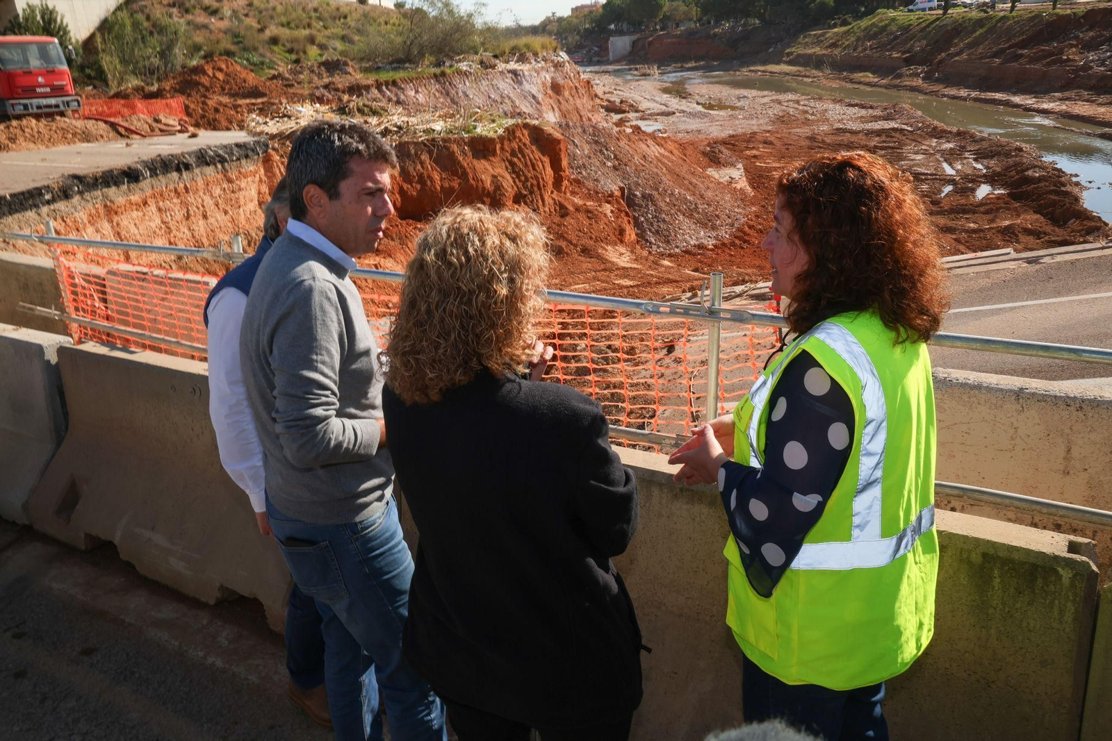 El presidente de la Generalitat, Carlos Mazón, con la alcaldesa de Torrent este lunes en las obras de la CV-33. El presidente de la Generalitat, Carlos Mazón, con la alcaldesa de Torrent este lunes en las obras de la CV-33.