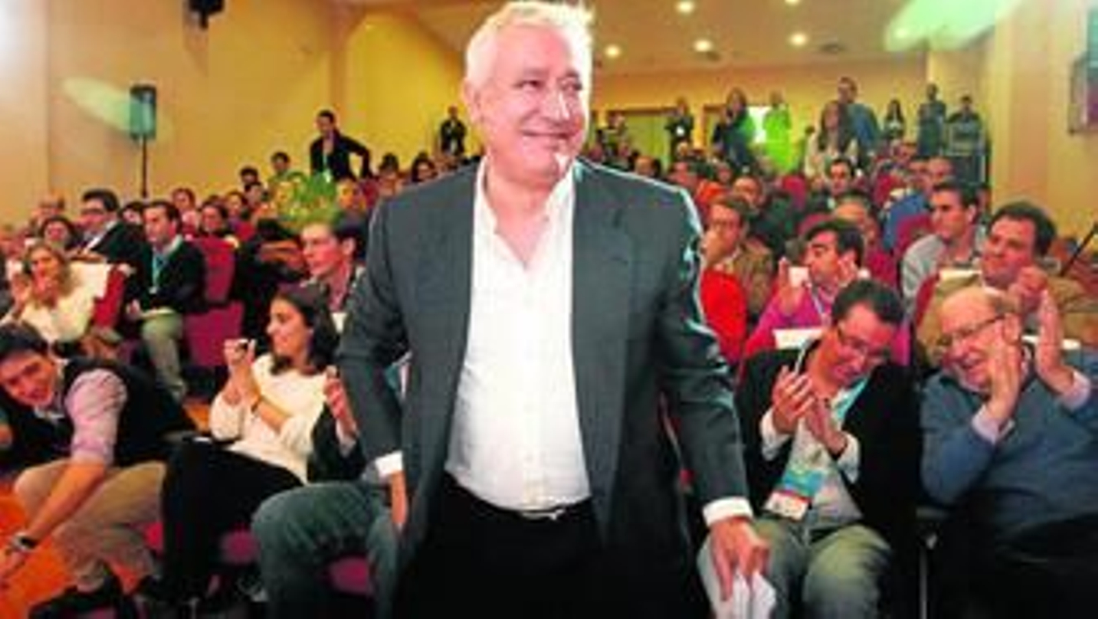 Arenas, aplaudido por Manuel Andrés González y Pedro Rodríguez, en primera fila, cuando subía al atril.