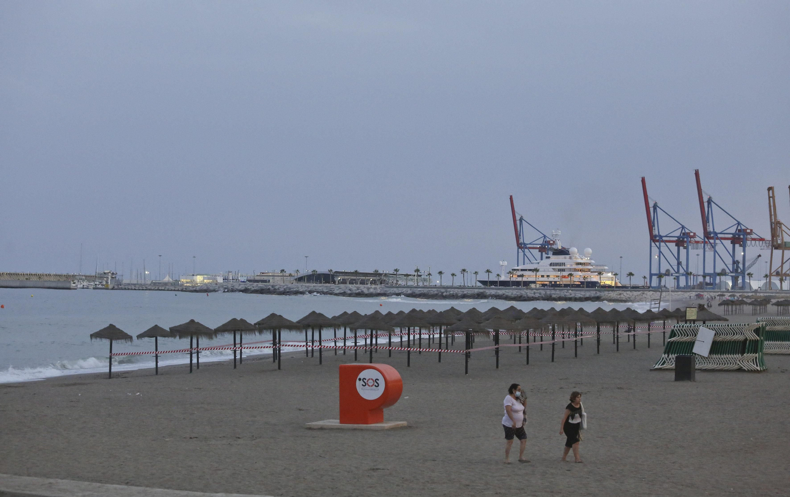 Solitaria noche de San Juan en las playas de Málaga, en fotos
