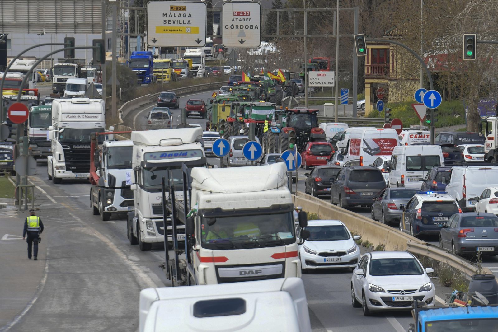 Imagen de una de las caravanas de camiones que colapsa la circulación de Granada