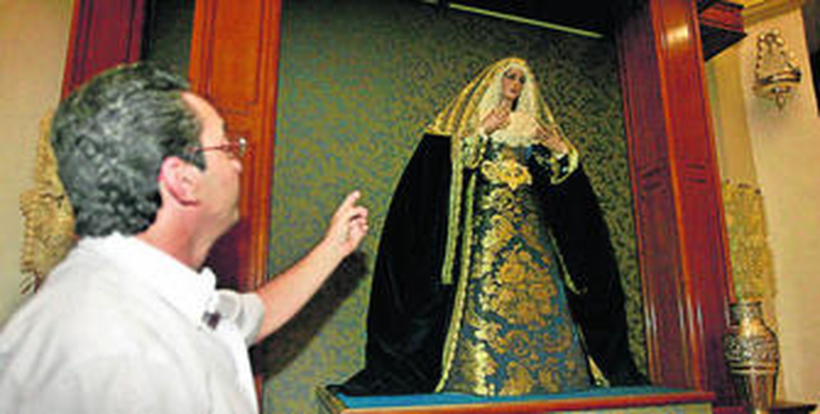 Miguel Gallardo, junto a la Virgen de la Amargura, en la tarde de ayer.