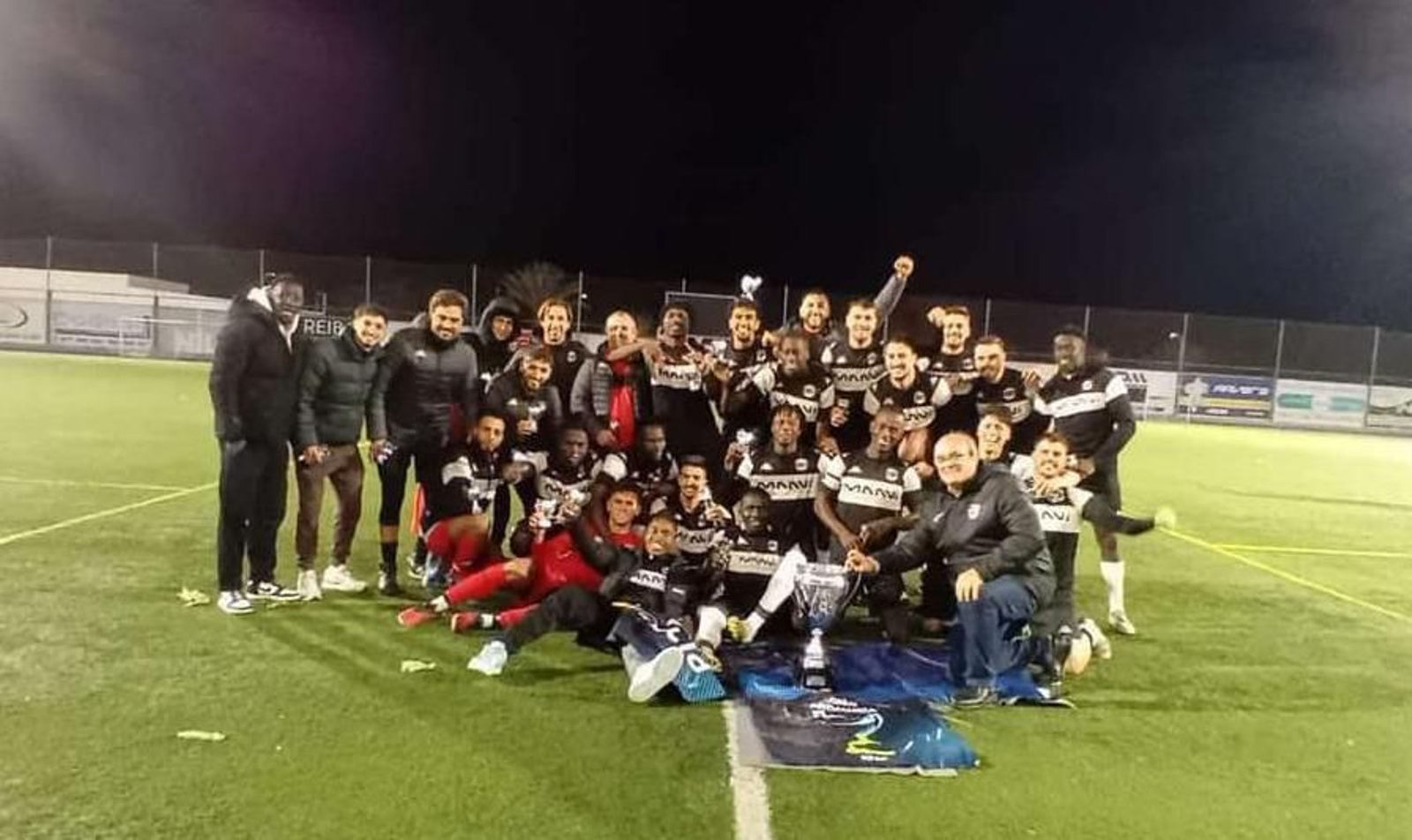 Los jugadores del conjunto roquetero posan con el título de campeón tras golear en la vuelta de la final al Vera en Las Viñas.