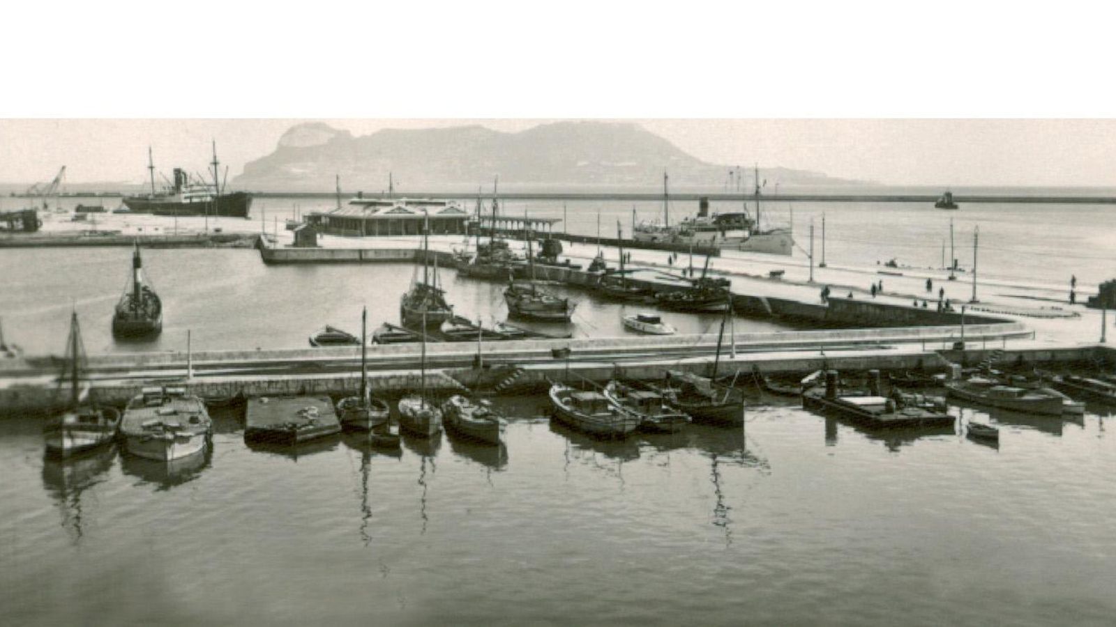 El muelle de Villanueva en 1932. Véase el espaldón con que se le dotó después de sufrir los devastadores temporales que azotaron el puerto en el invierno de 1921 (Archivo de la A.P.B.A.).