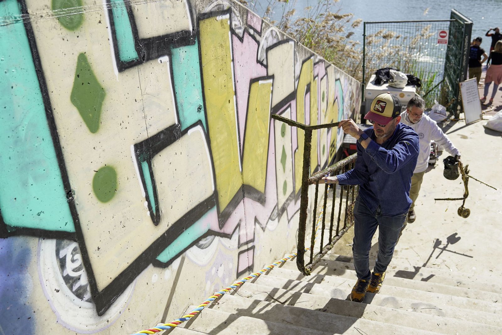 La limpieza solidaria del Guadalquivir en el Centro Náutico del Alamillo, todas las fotos