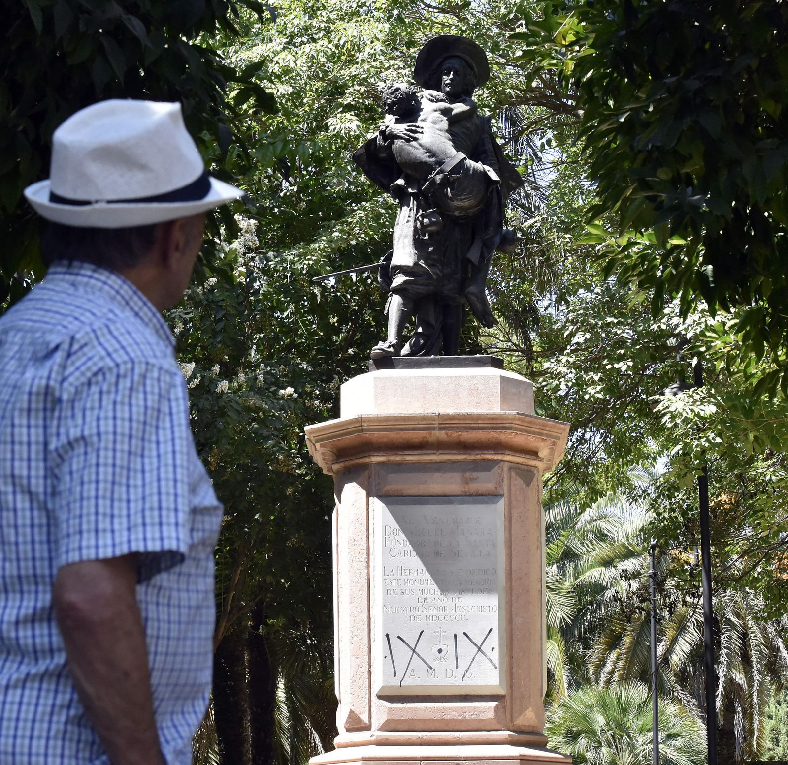 La estatua de Miguel Mañara en los jardines de la Caridad.