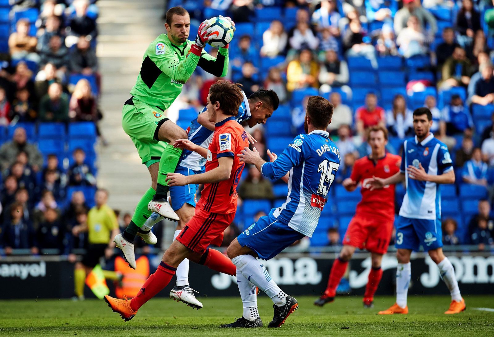 Pau López atrapa el balón durante un encuentro del Espanyol.