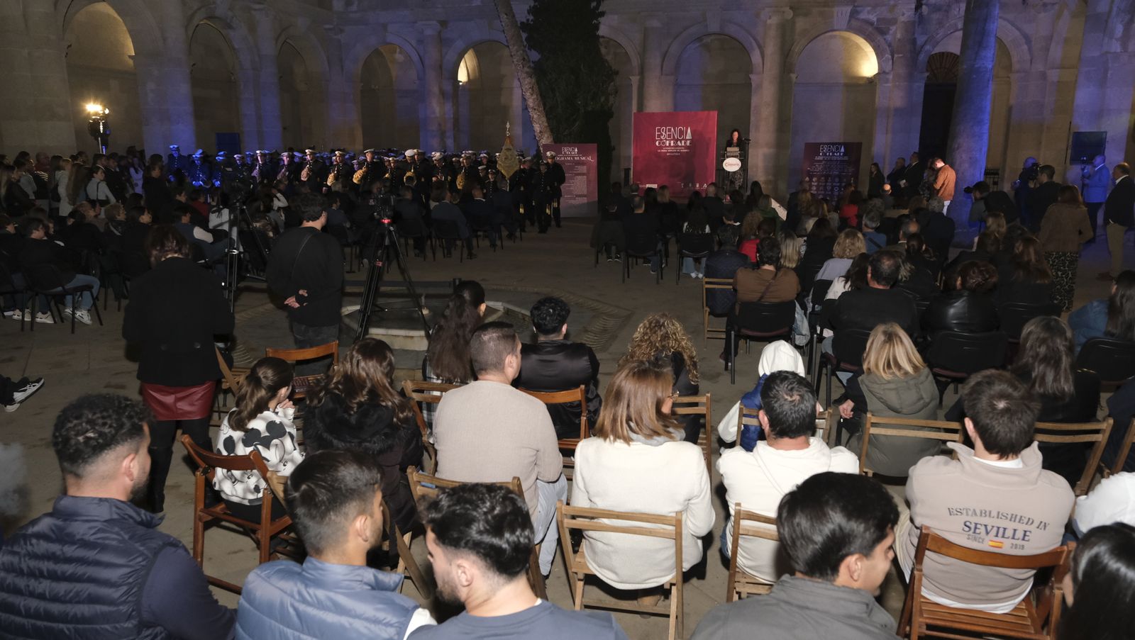 Presentación de Esencia Cofrade, en el Claustro de la Catedral de Almería
