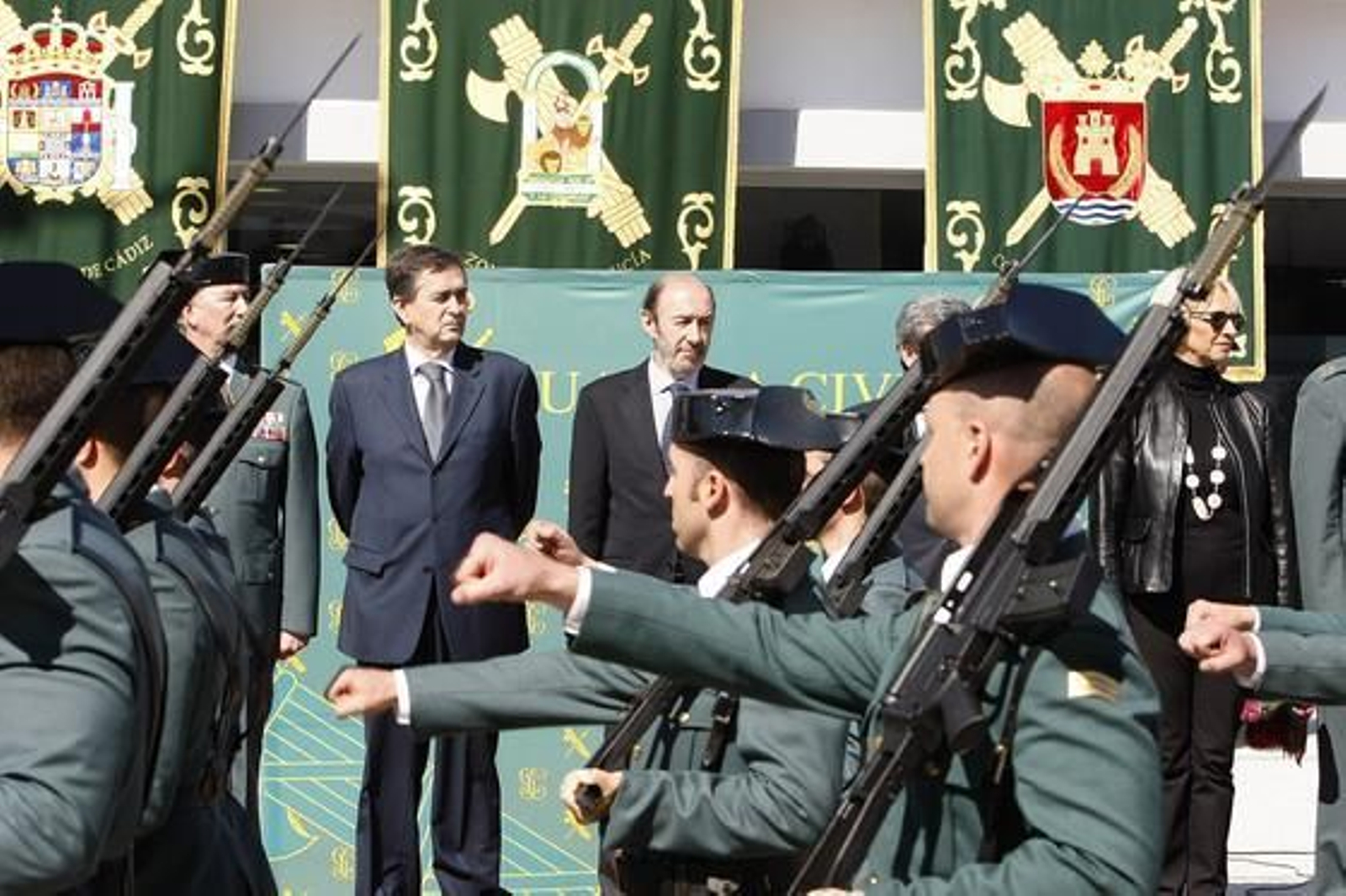 El vicepresidente primero del Gobierno y ministro del Interior, Alfredo Pérez Rubalcaba, ha presentado la patrullera 'Río Segura' "buque insignia" del Servicio Marítimo de la Guardia Civil./José Braza

Foto: Jos?raza