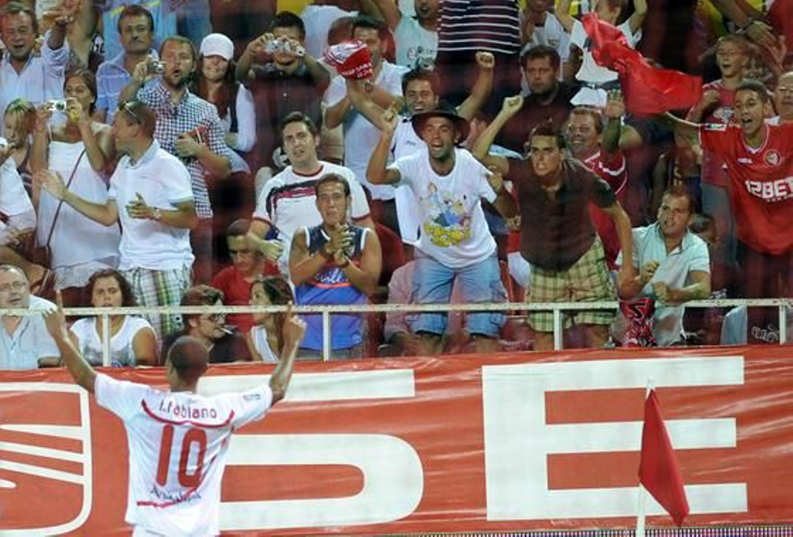 El Sevilla vence 3-1 al Barcelona en el partido de ida de la Supercopa de España.

Foto: Antonio Pizarro · Agencias