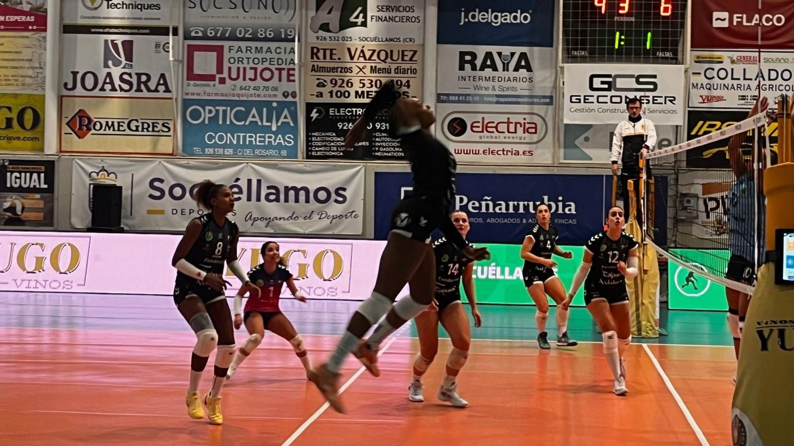 Una jugadora del Esquimo remata durante el partido contra el Kiele.