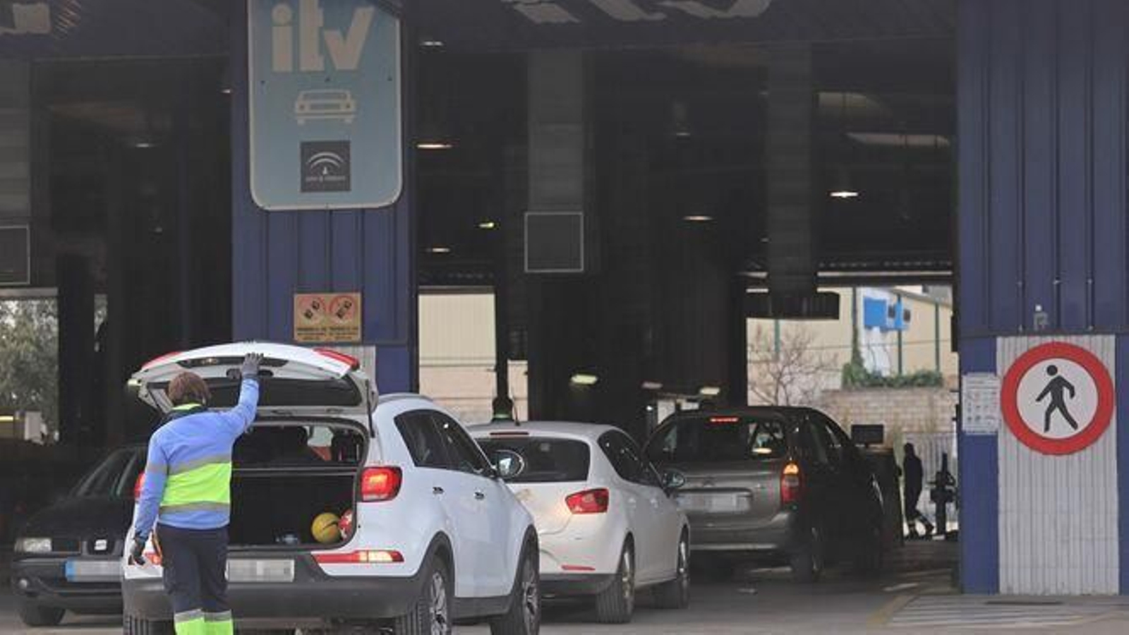 Inspección de vehículos en una ITV en la provincia de Cádiz.