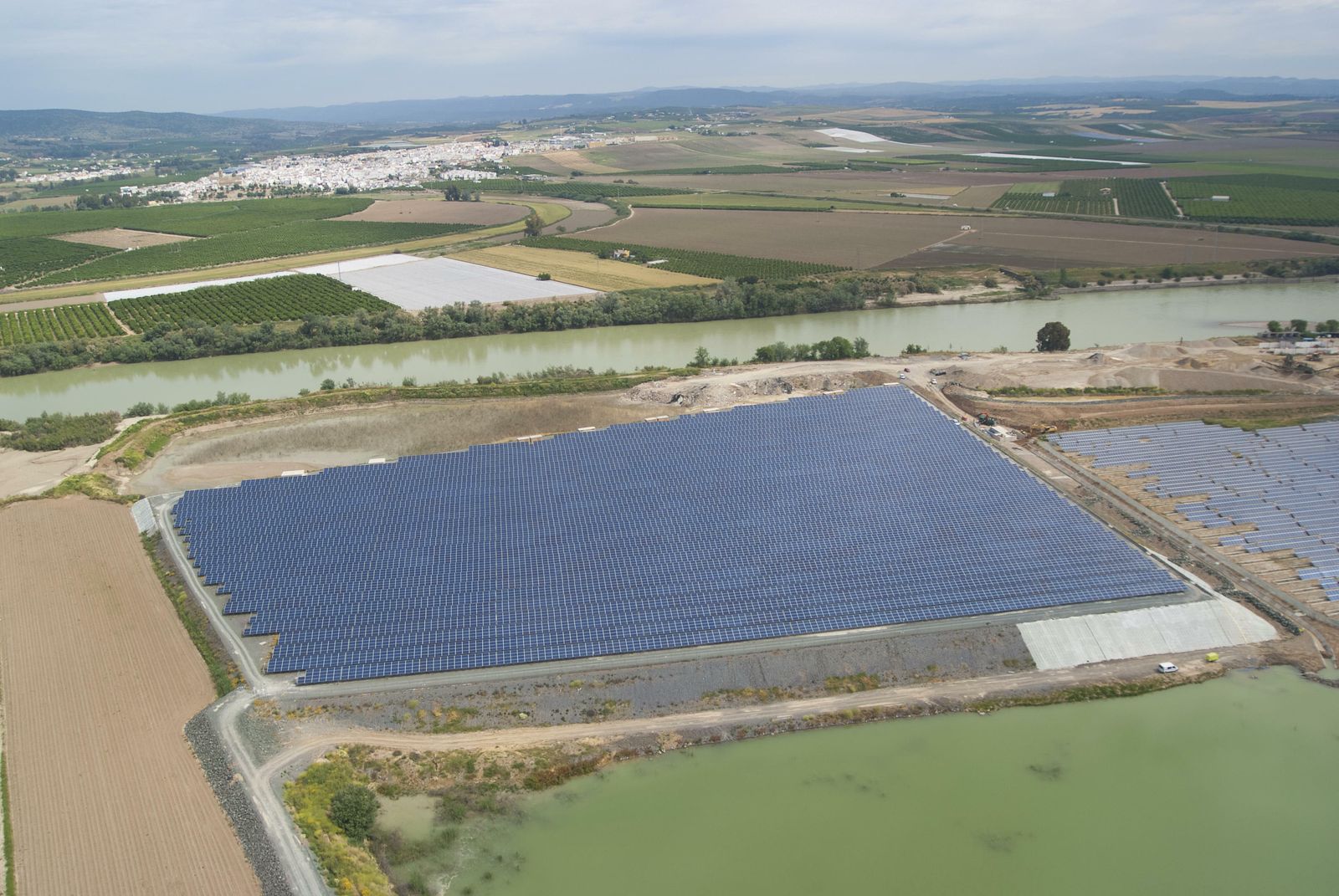 Una planta fotovoltaica en la vega de Sevilla.