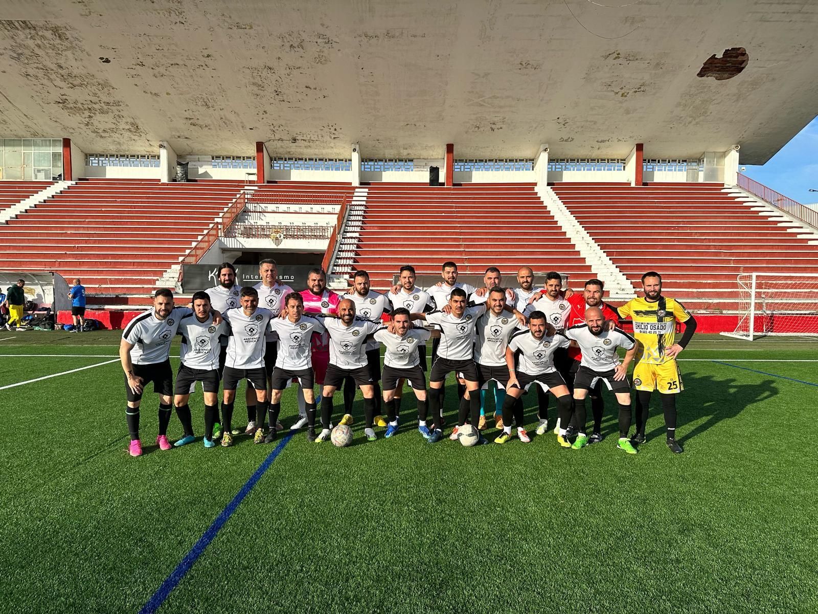 Foto de familia de la Unión de Veteranos Xerezanos en el José del Cuvillo.