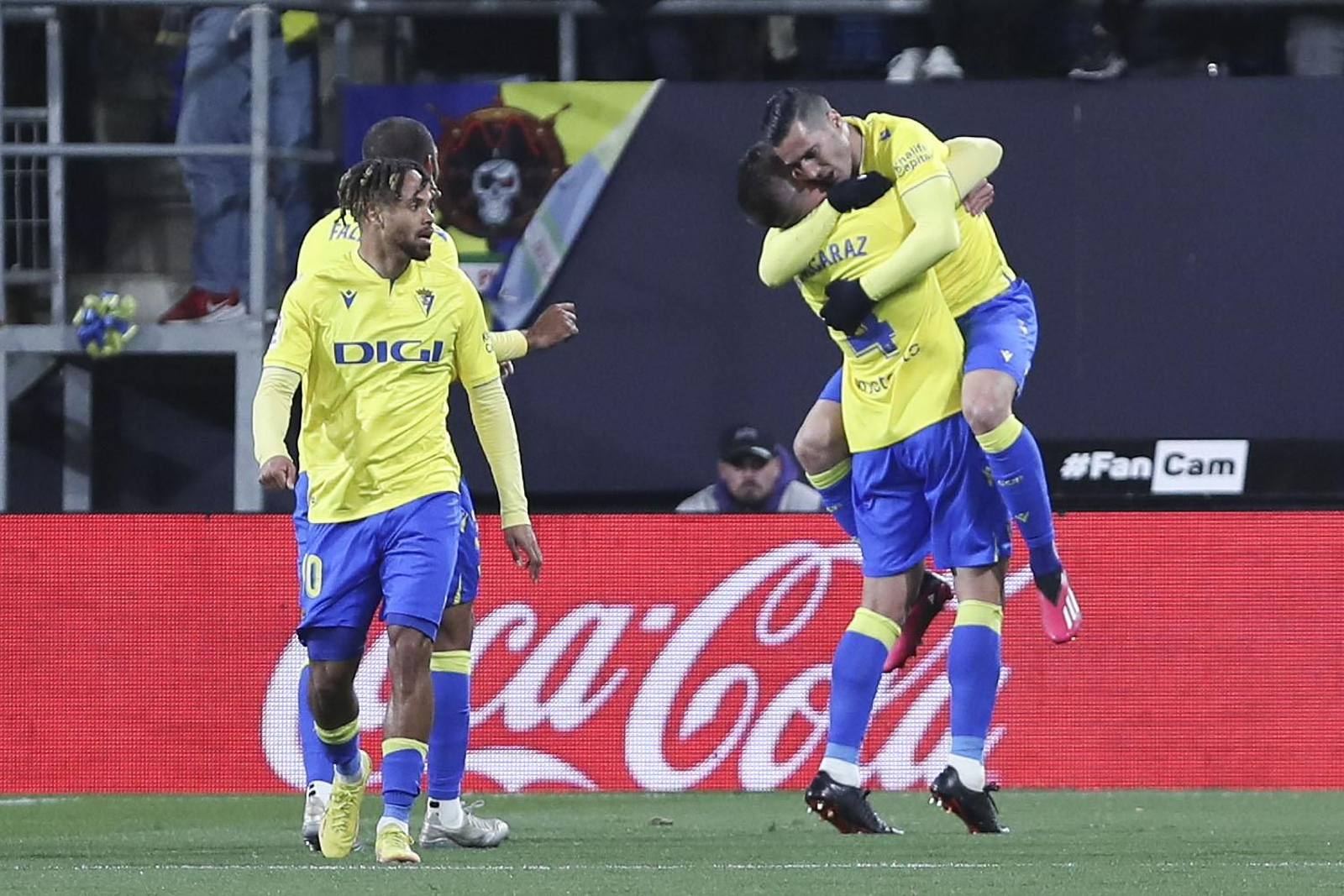 Sergi Guardiola se abraza con Alcaraz en presencia de Fali y Bongonda tras marcar el 2-0.