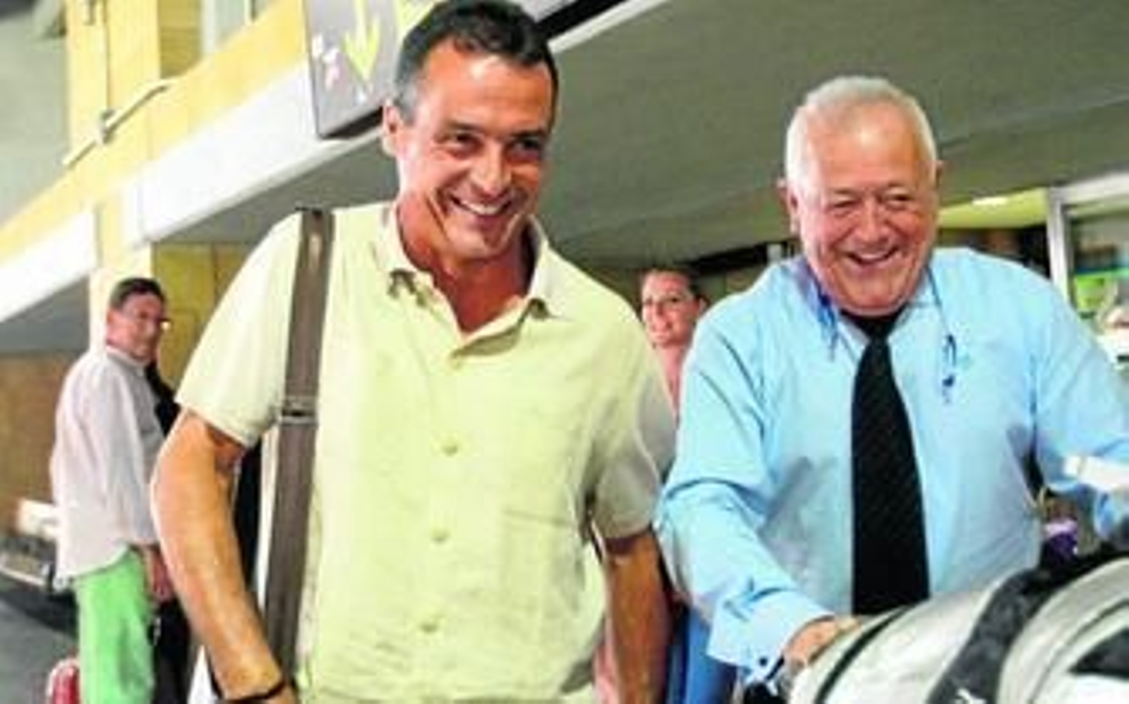 Alexis Trujillo sonríe a su llegada a Sevilla junto a un empleado del club.