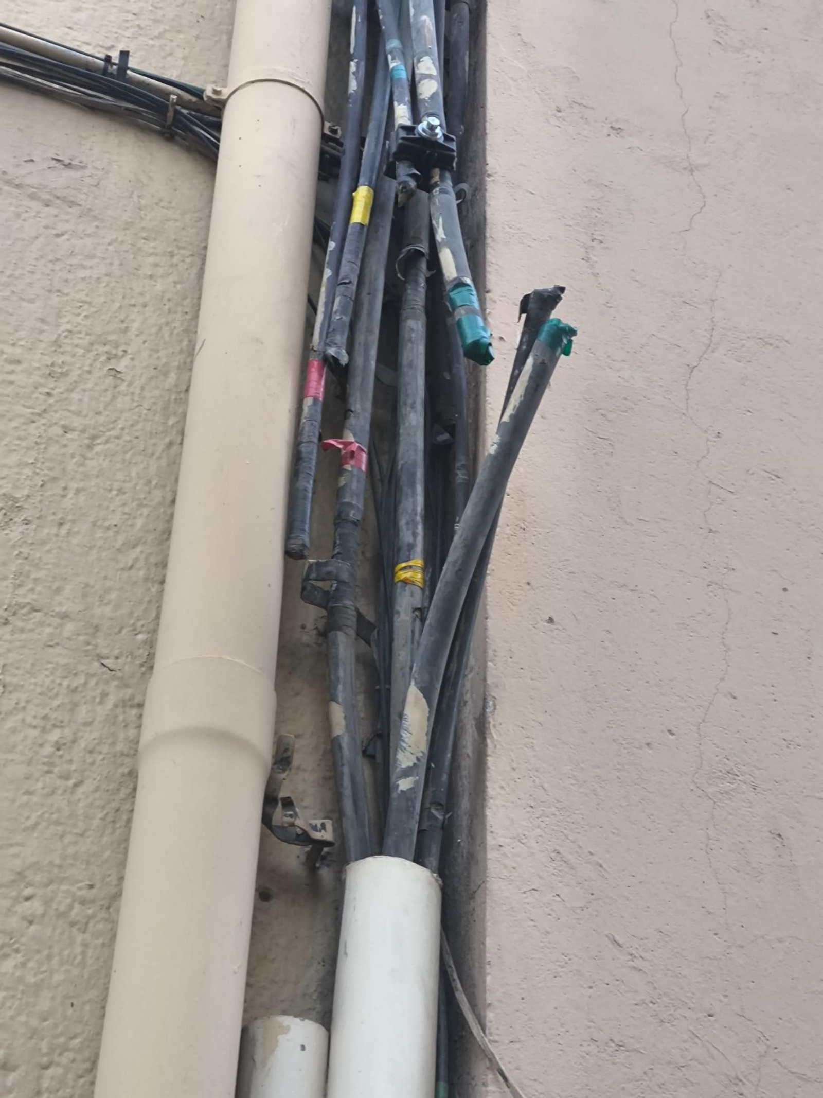 Cables de la luz en el barrio de Pescadería.