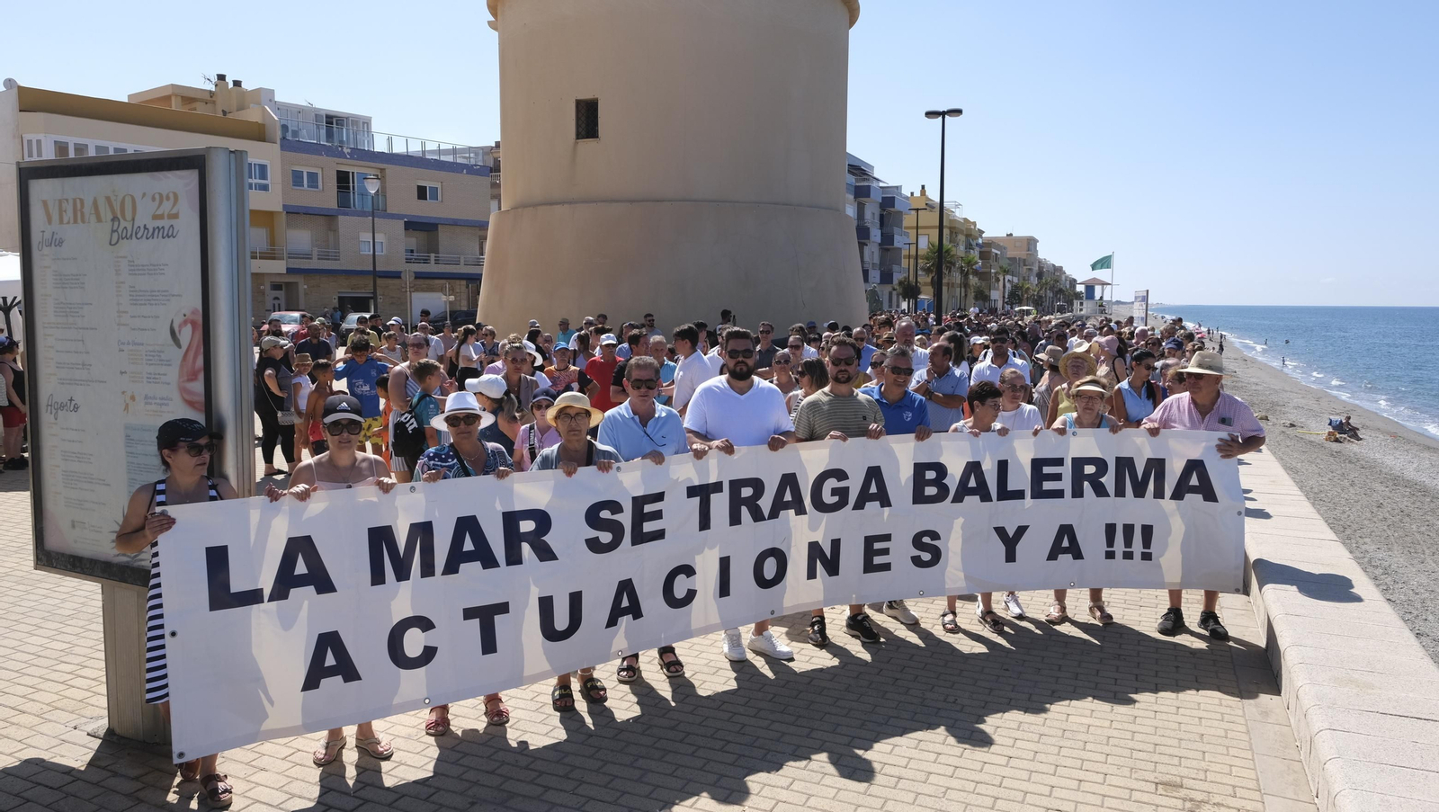 Imágenes de la manifestación en Balerma por el deterioro de la playa