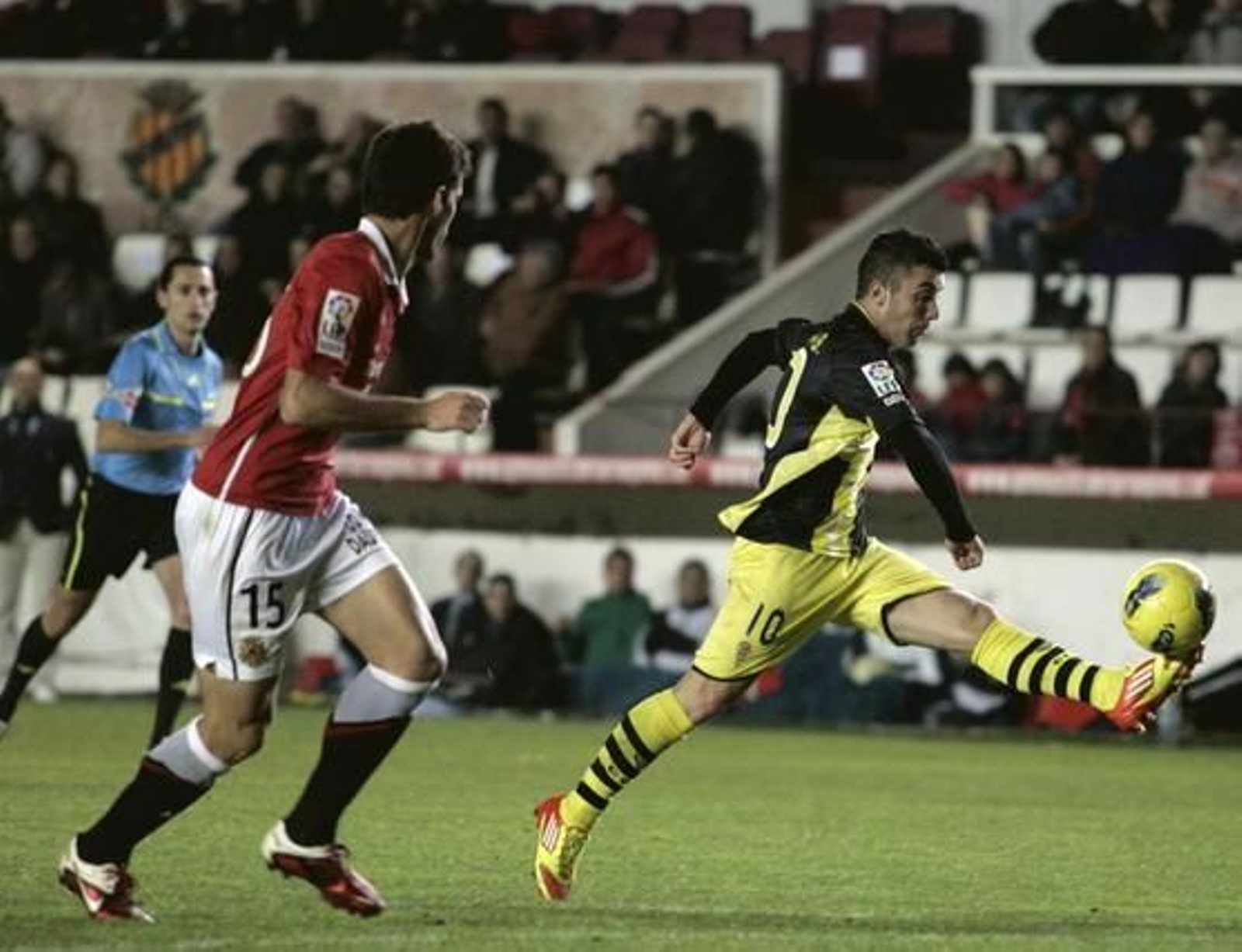 Charles trata de controlar una pelota. / LOF