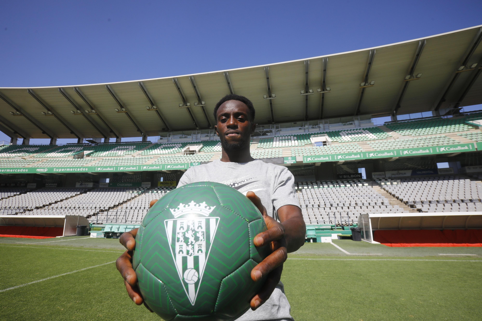 Youssouf Diarra posa en su presentación con el Córdoba CF.