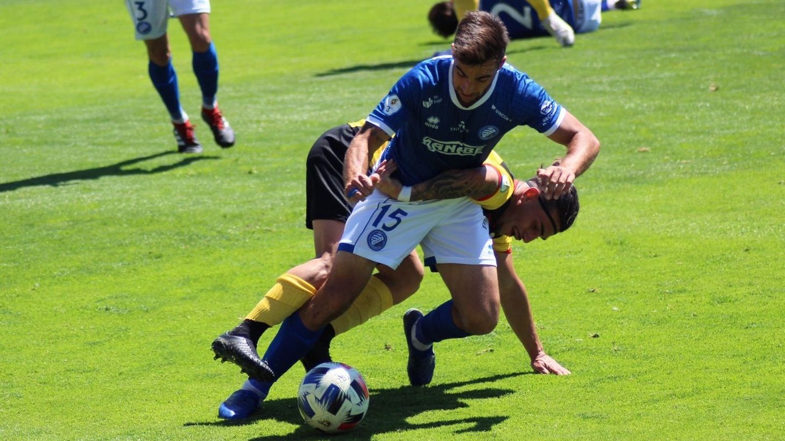 Antonio Jesús es trabado por un defensa local.