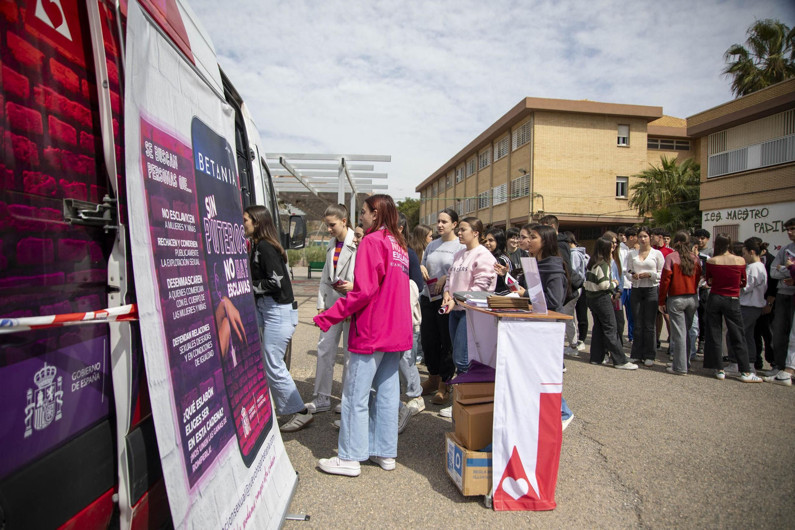 Sensibilización sobre la trata de mujeres en el IES Maestro Padilla de Almería, en imágenes