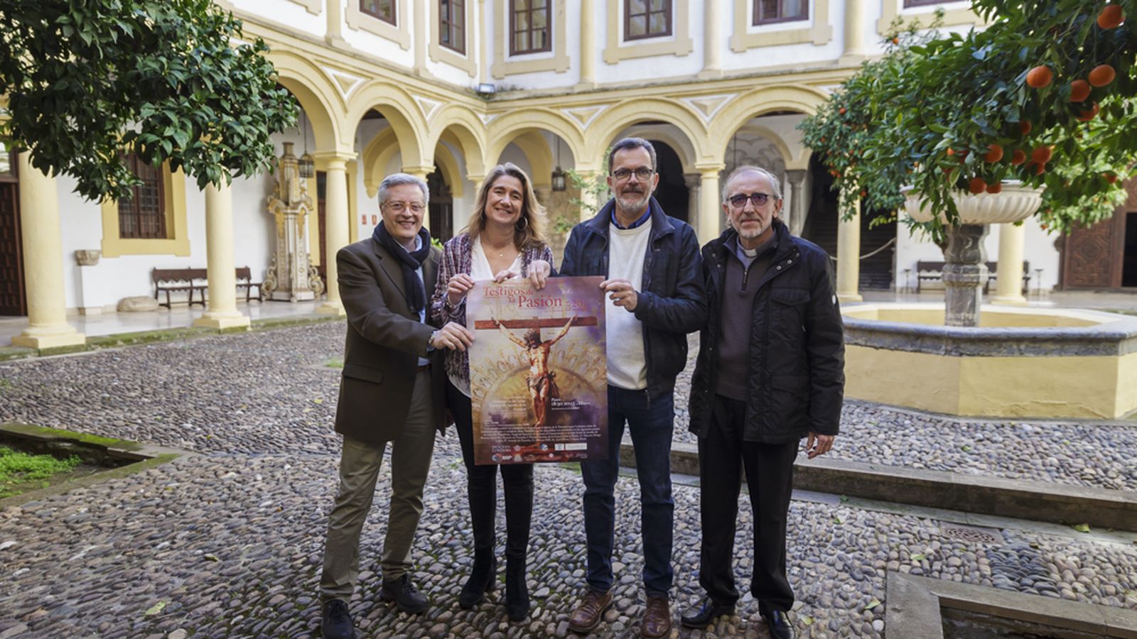 Representantes de la obra 'Testigos de la Pasión' en el Obispado de Córdoba.