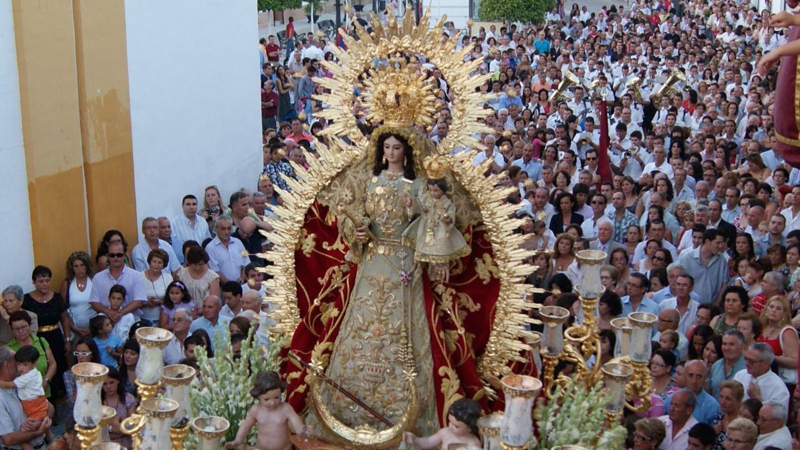 Nuestra Señora de la Estrella Coronada procesiona por las calles de Chucena