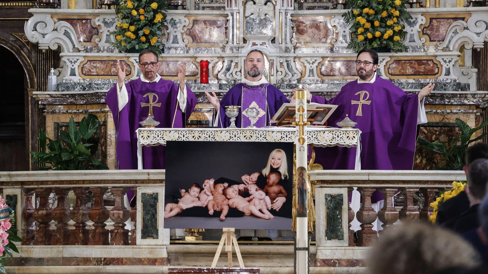 Momento de la misa oficiada este viernes en Roma por Raffaella Carrá.