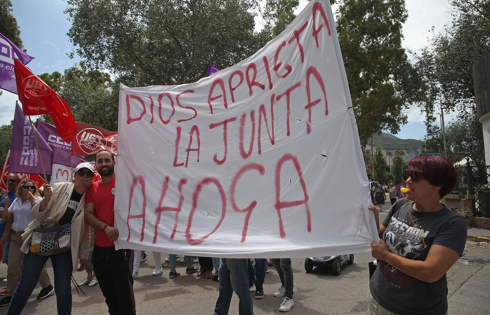 La manifestación de la plantilla de la residencia de Tiempo Libre de La Línea, en imágenes