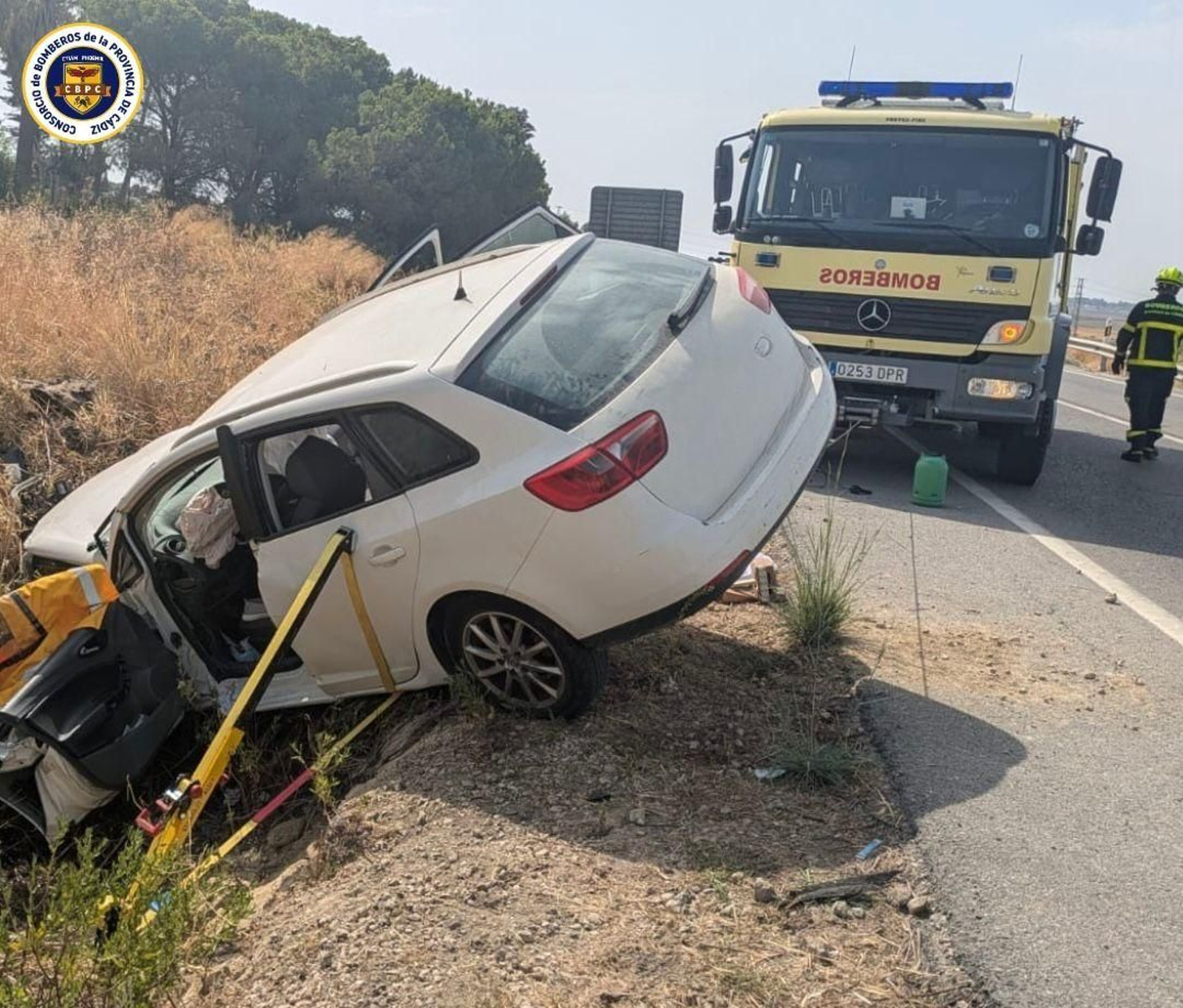 El vehículo tras salirse de la carretera