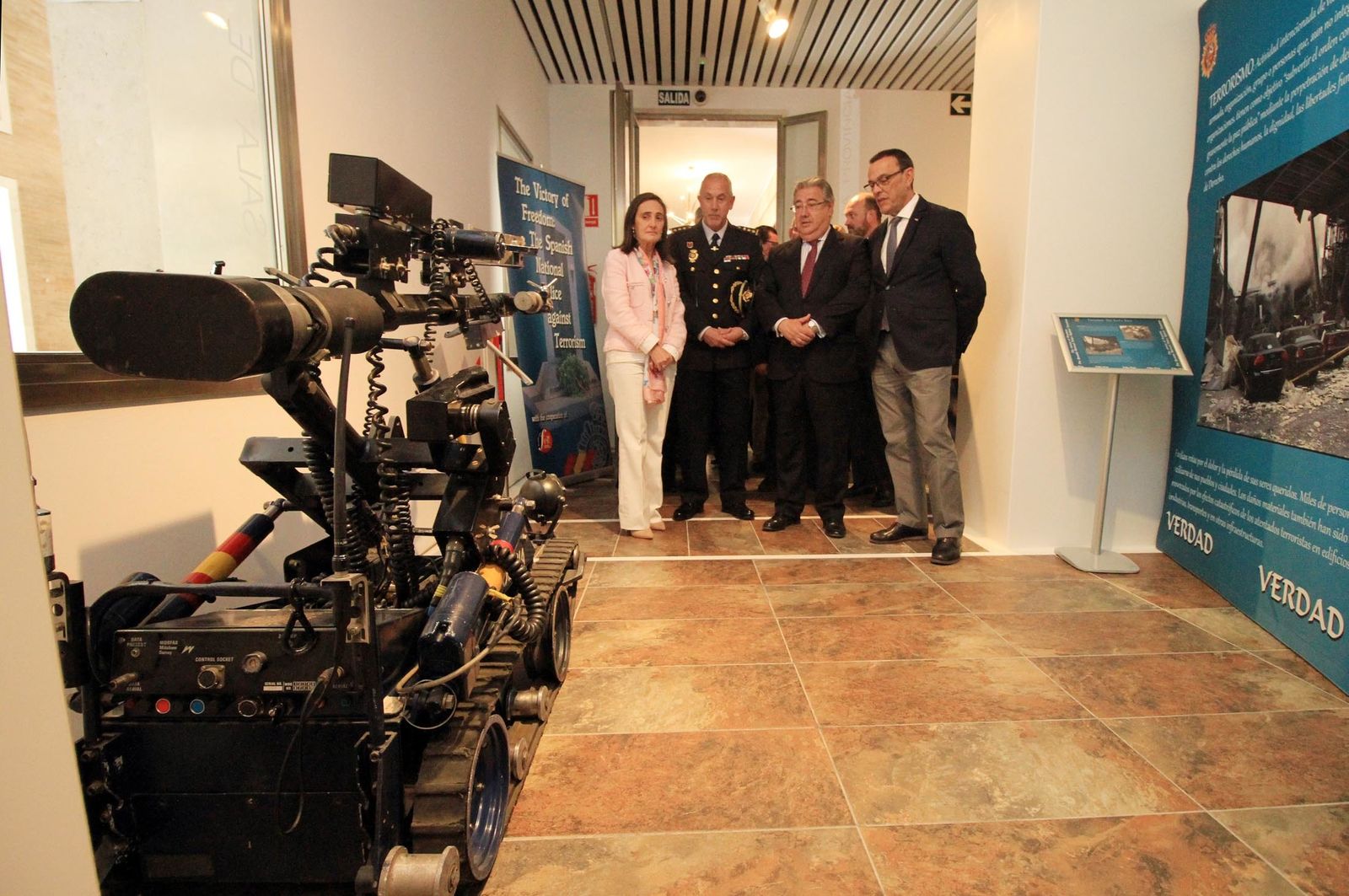 Juan Ignacio Zoido, ministro del Interior, presenta en la Comandancia de la Guardia Civil la nueva versión de AleryCops y el dispositivo del Rocío y posteriormente acude a la Diputación de Huelva para visitar la exposición sobre el terrorismo, en imágenes