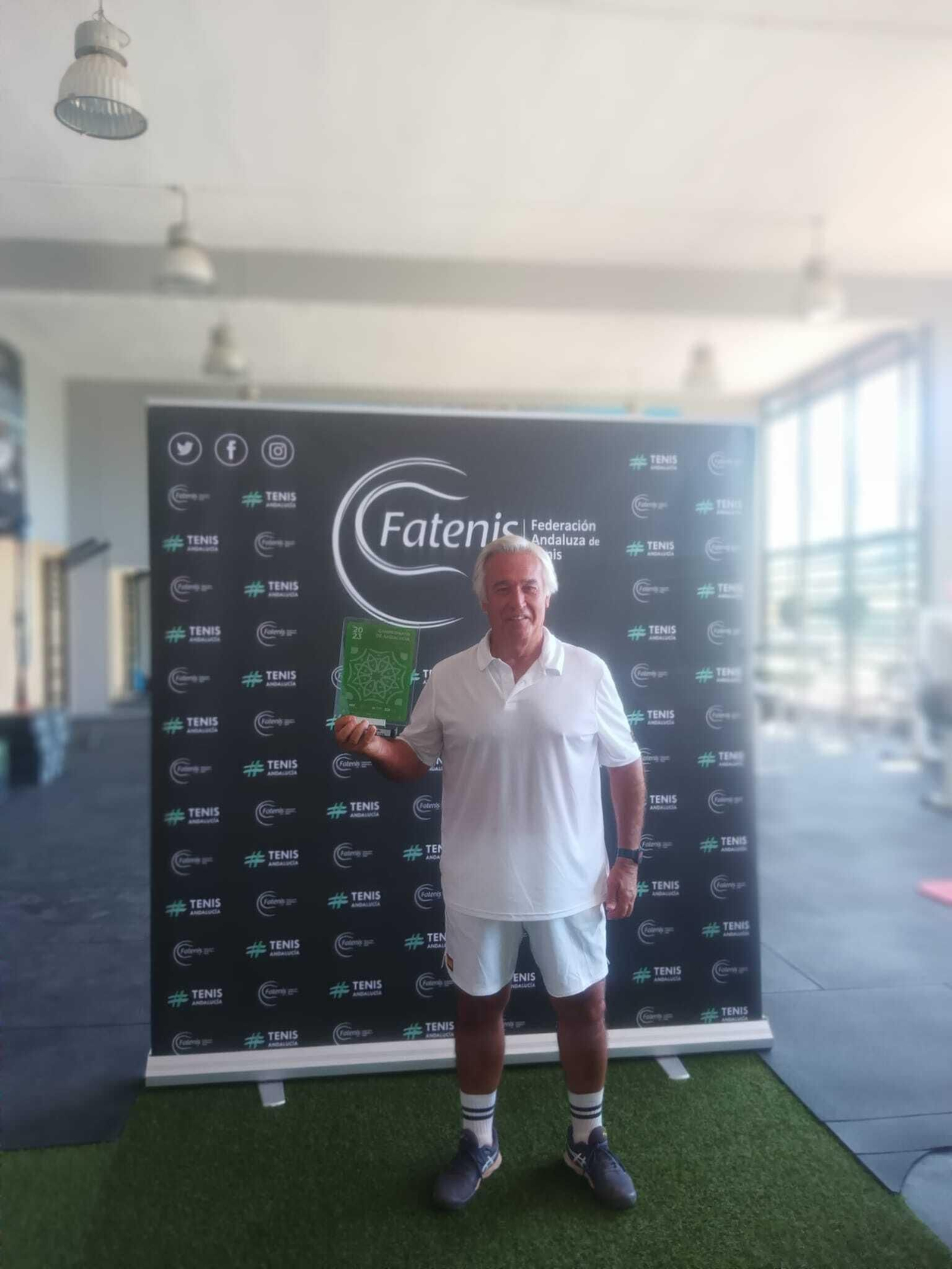 Ramón Romero posa con su trofeo de campeón de Andalucía +65.