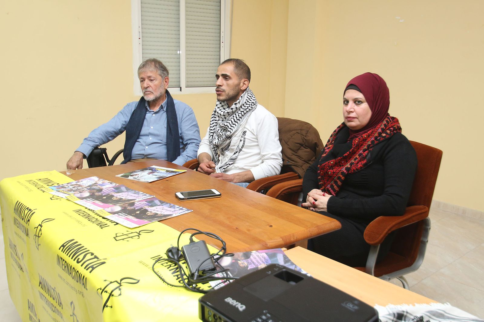 Los activistas palestinos Manal Tamimi e Izzat Karaki hablan de la ocupación israelí