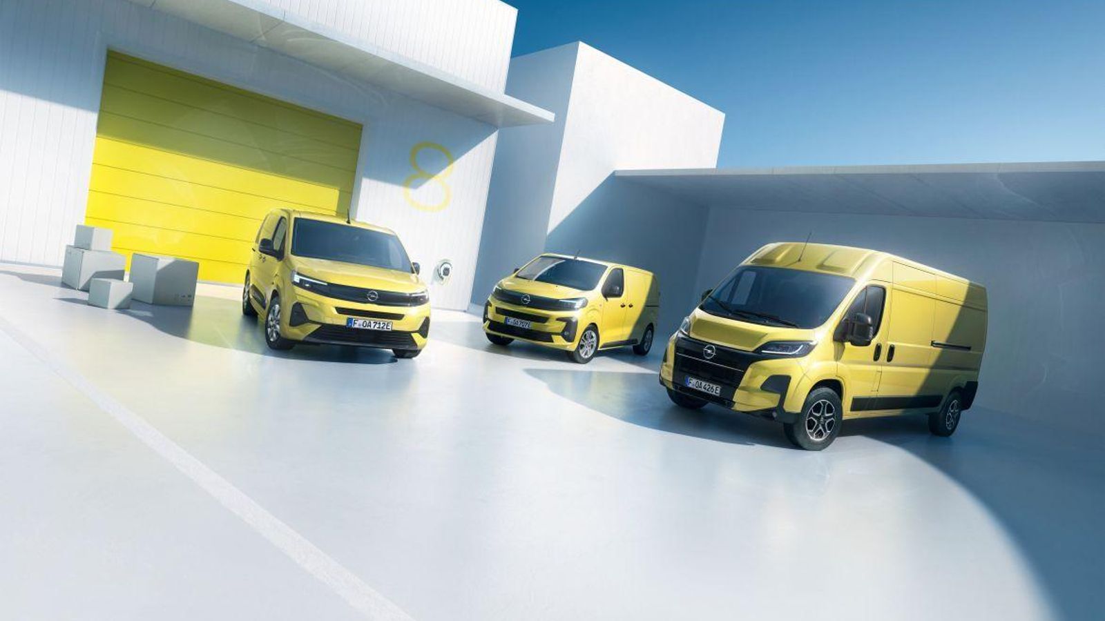 Opel renueva el aspecto exterior de sus LCV gracias a un frontal semejante al de los turismos. Combo Electric, Vivaro Electric y Movano Electric son sus versiones de cero emisiones con baterías.