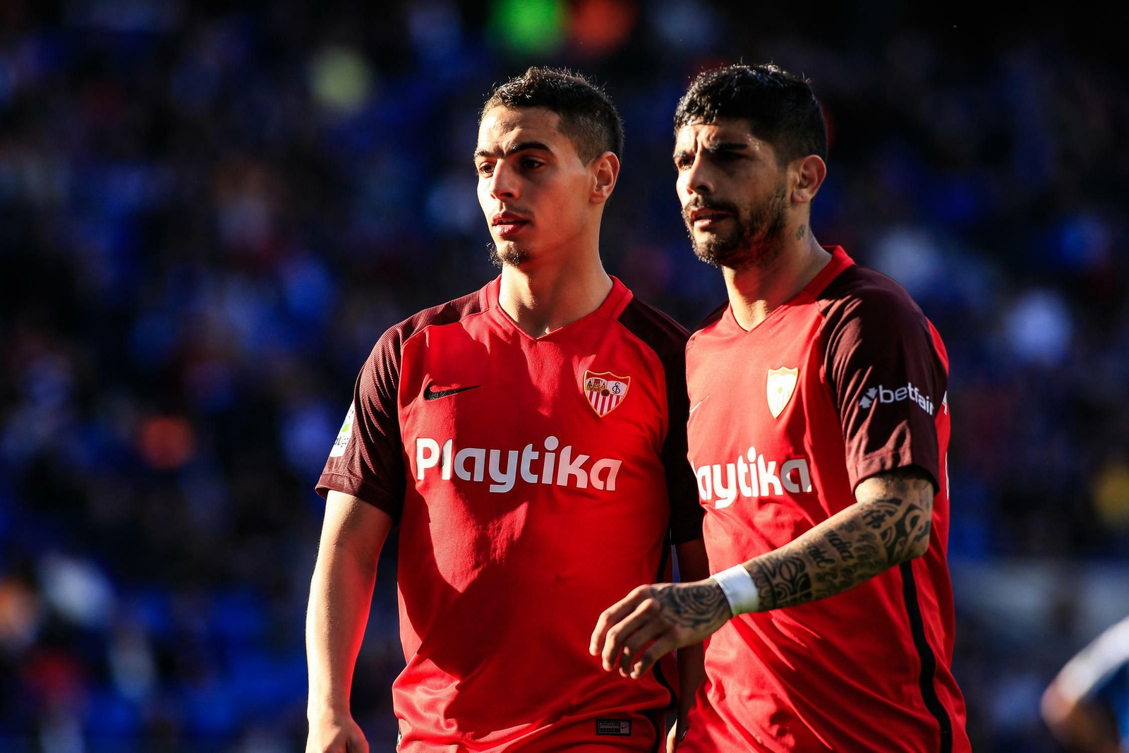 Ben Yedder, felicitado por Banega tras su gol al Espanyol, el vigésimo octavo de la temporada.